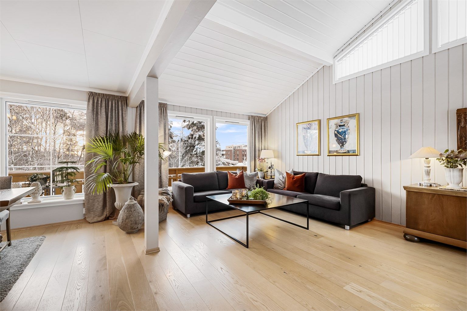 Romslig stue med god plass til flere sosiale soner