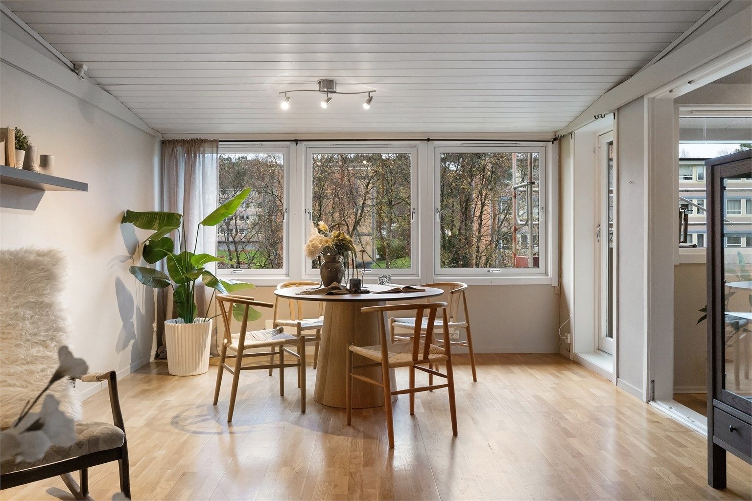 Generøse vindusflater og god takhøyde som sørger for en åpen og luftig romfølelse