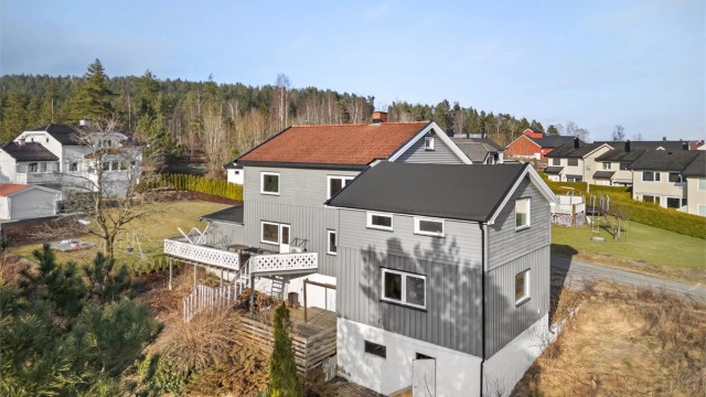 Eiendommene ligger tilbaketrukket og fredelig i Skoger, omkranset av et åpent kulturlandskap.