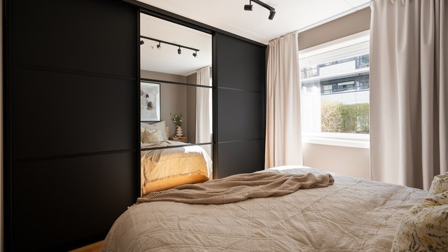 Romslig skyvedørsgarderobe gir god lagringskapasitet