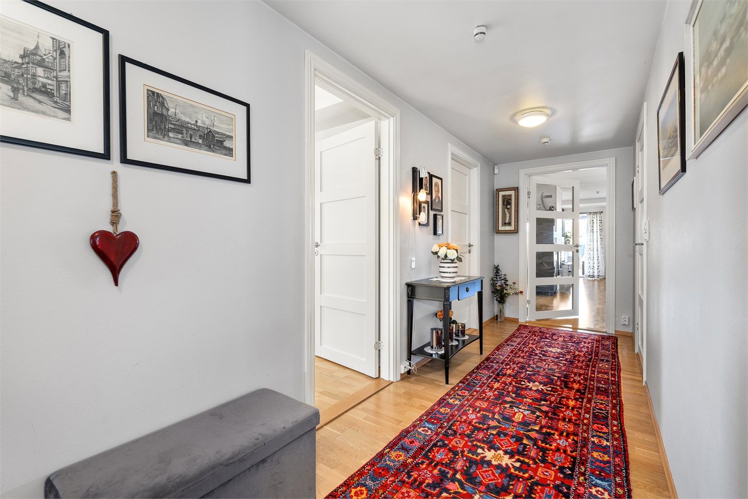 Entré/gang med adkomst til soverom, bad/vaskerom og til stue med stilig dør med glassfelt