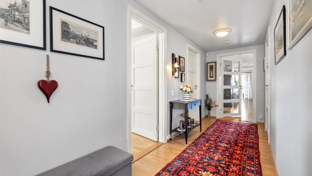 Entré/gang med adkomst til soverom, bad/vaskerom og til stue med stilig dør med glassfelt