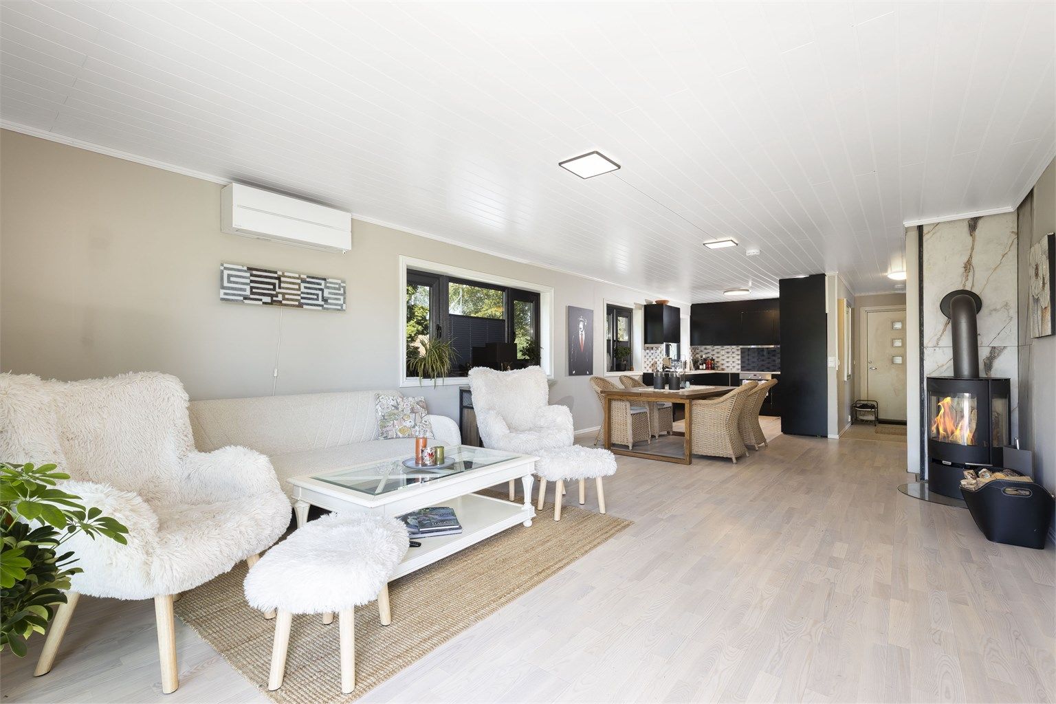 Boligen har skorstein fra byggeår med vedovn plassert i stue i kjeller og stue i boligens 1. etasje. 