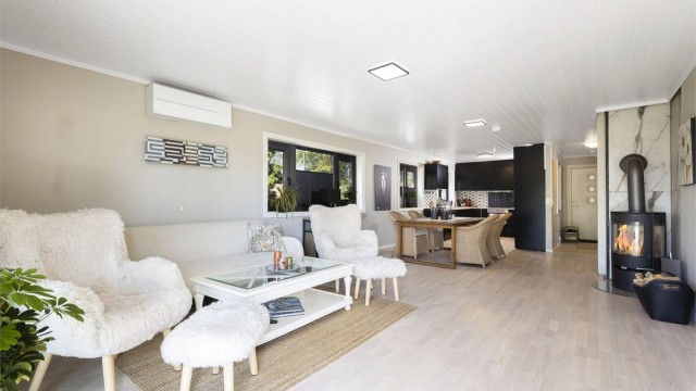 Boligen har skorstein fra byggeår med vedovn plassert i stue i kjeller og stue i boligens 1. etasje.