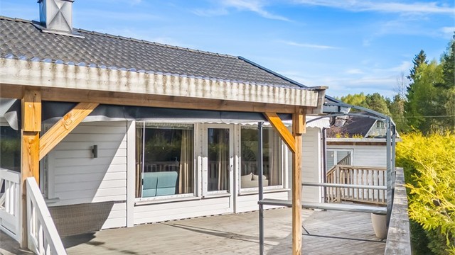 Den store terrassen er delvis overbygget (ikke byggemeldt), noe som gir ly for vær og vind.