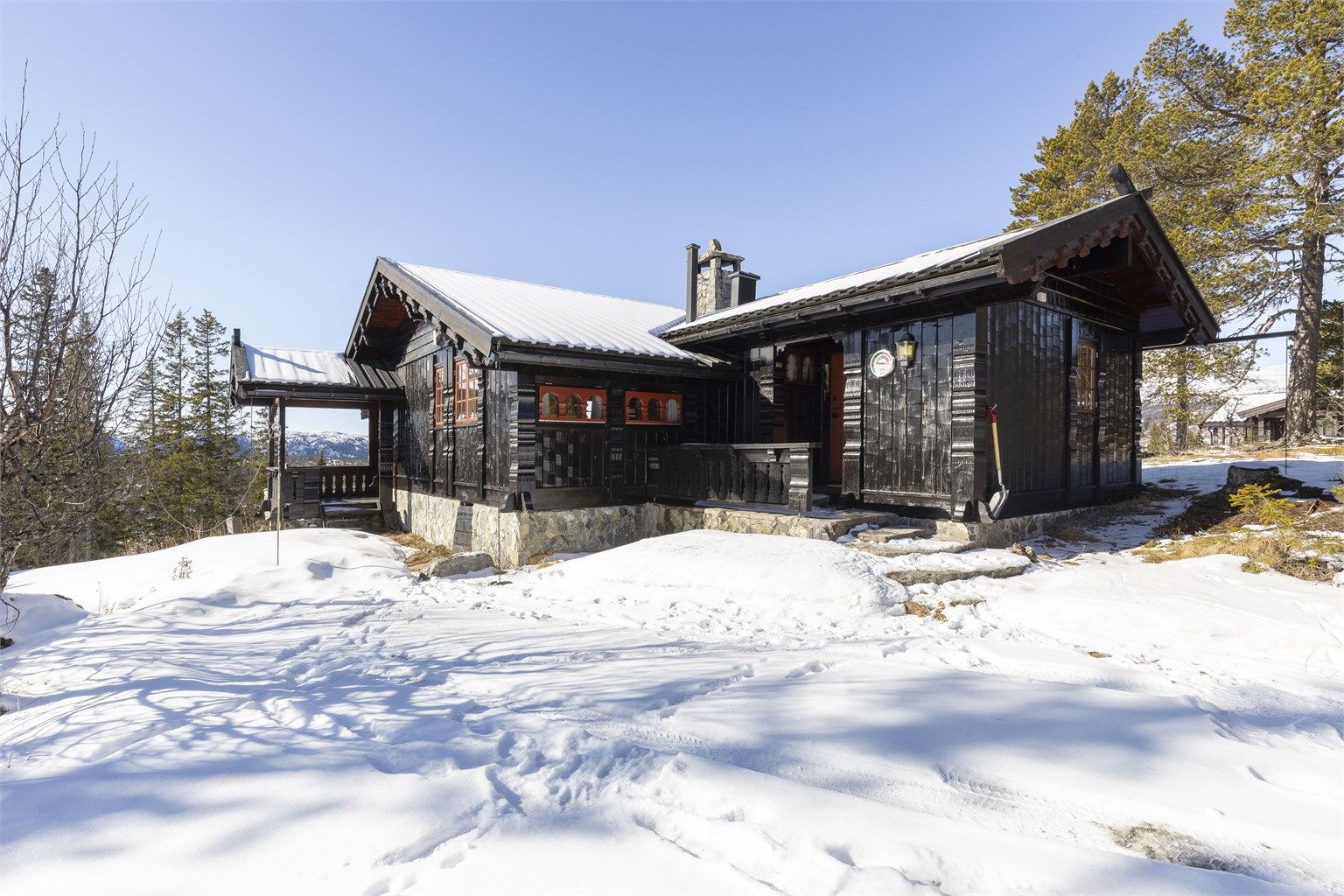 Meget innholdsrik og flott eiendom med hytte og eget romslig anneks