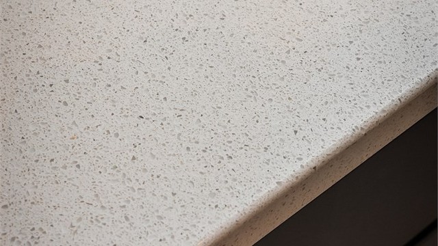 Detalj av den slitesterke og vedlikeholdsvennlige benkeplaten i stein/kompositt.