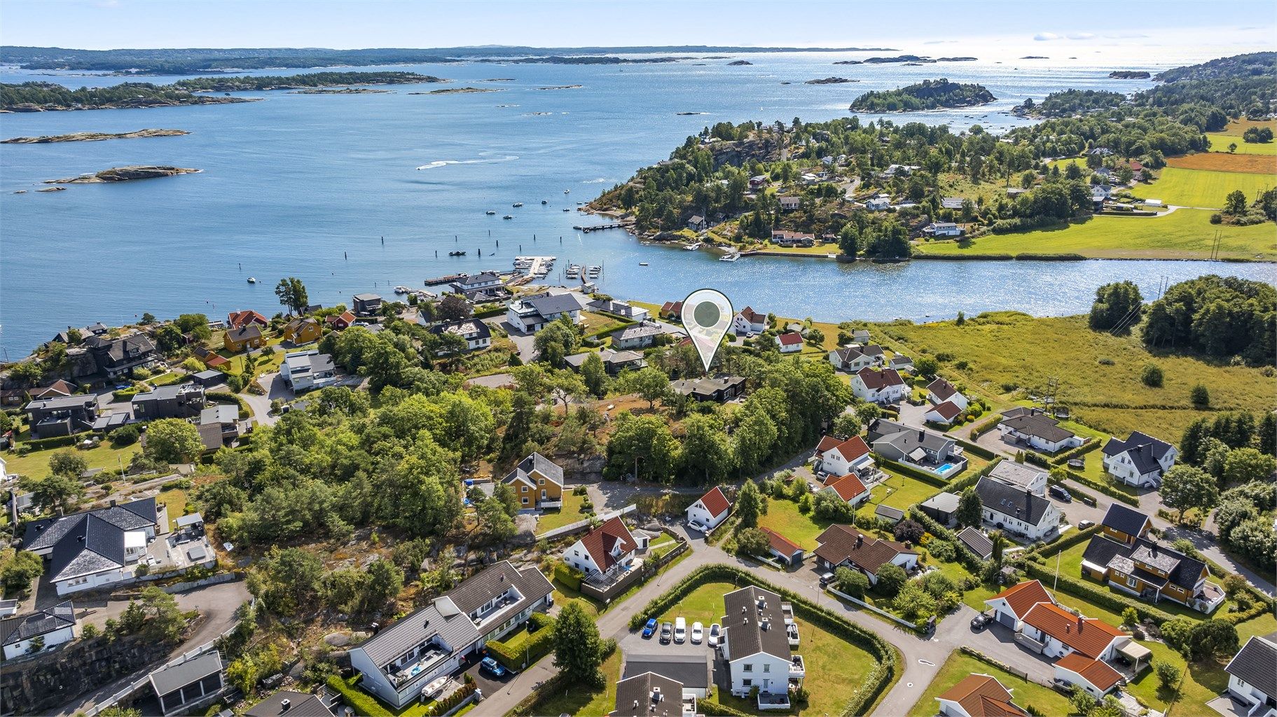 Eiendommen ligger høyt og fritt på stor selveier tomt.