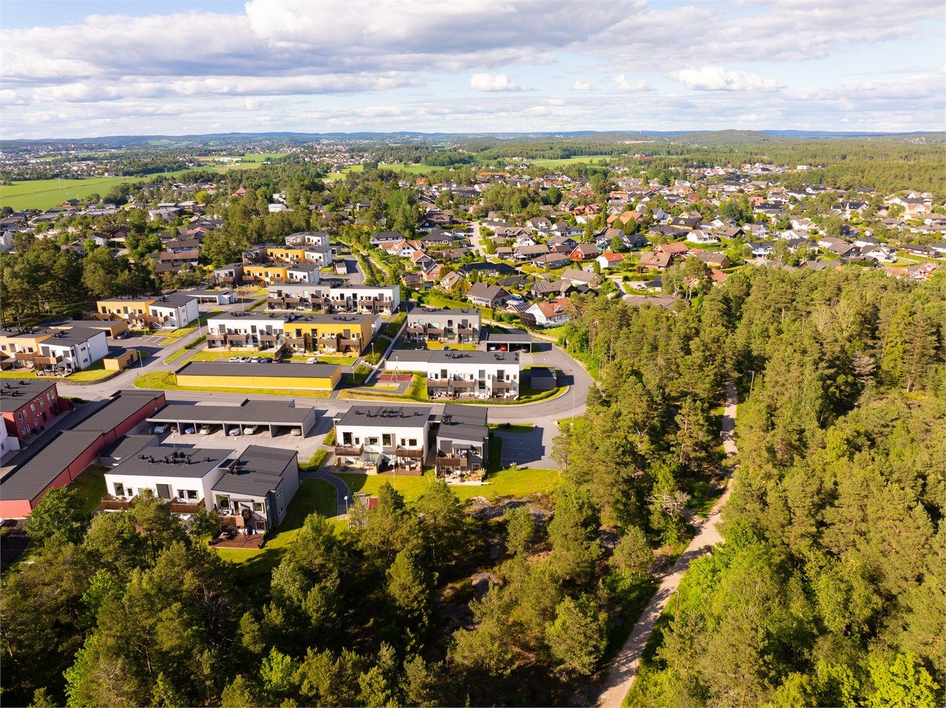 Lysløypen passerer like ved leiligheten og har forgreninger videre ut i skog og mark.