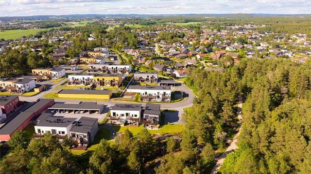 Lysløypen passerer like ved leiligheten og har forgreninger videre ut i skog og mark.