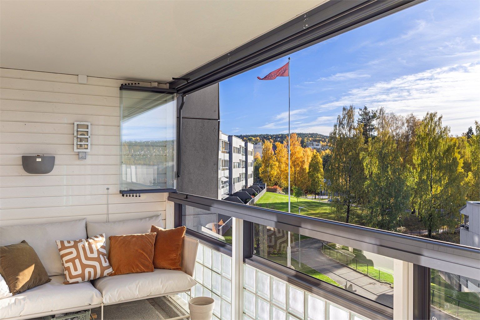Dette er en innholdsrik og lekker 4-roms leilighet med 2 romslige balkonger, en stor stue og gjennomgående planløsning.