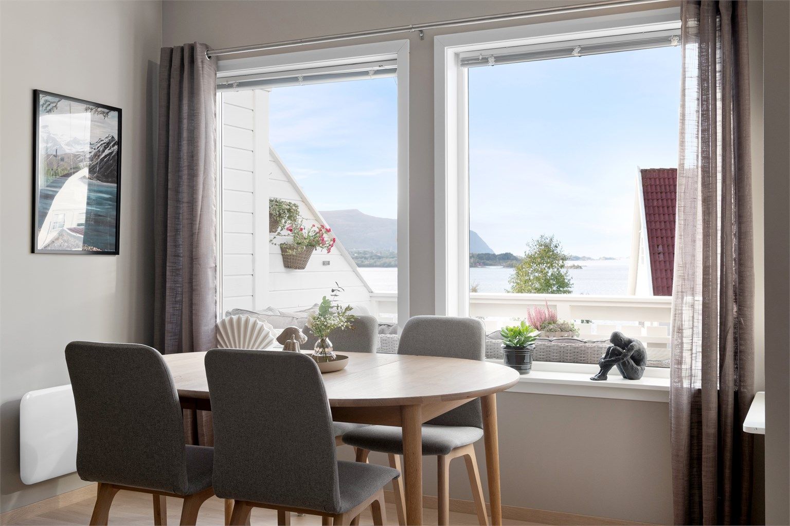Spiseplassen er plassert ved vinduet med utsikt mot sjøen.