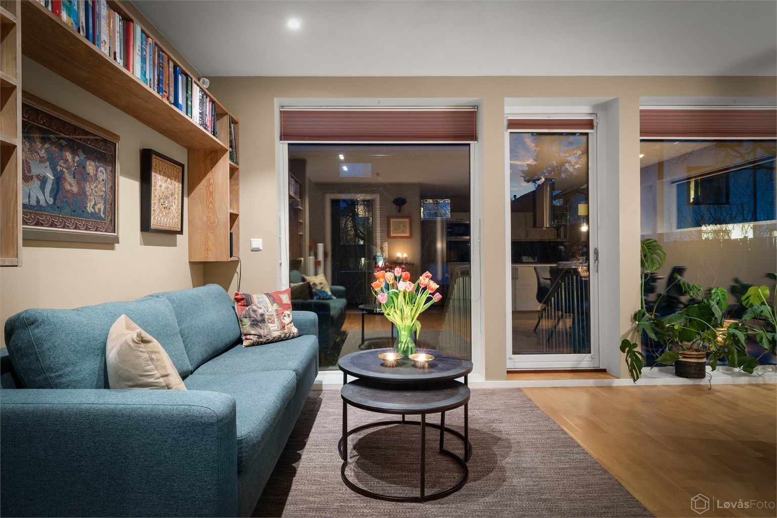 Vinduer med tre-lags glass fra byggeåret slipper inn godt med lys.