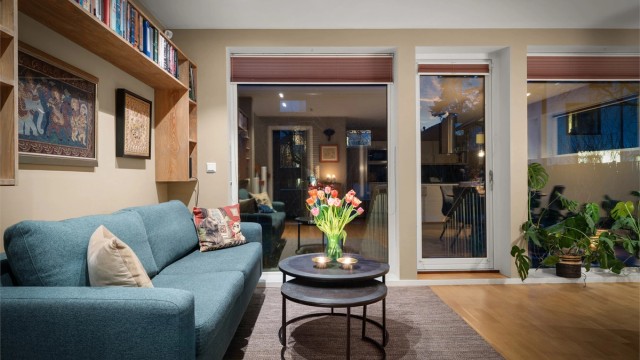 Vinduer med tre-lags glass fra byggeåret slipper inn godt med lys.