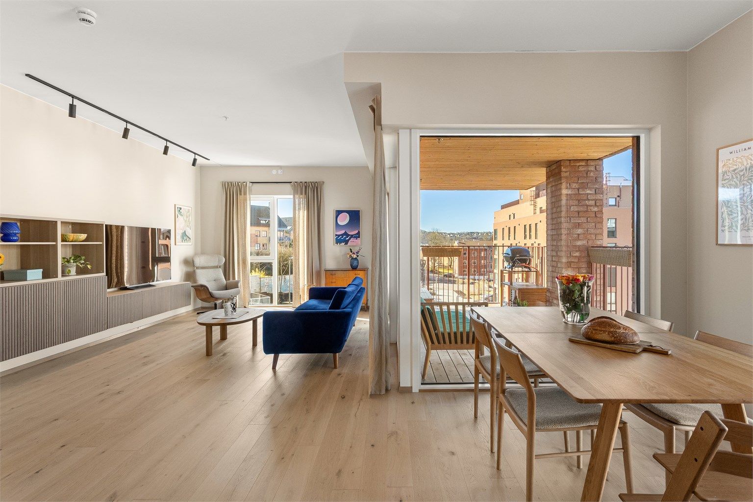 Takhøyden på 2,84 meter gir stuen en sjelden god romfølelse.