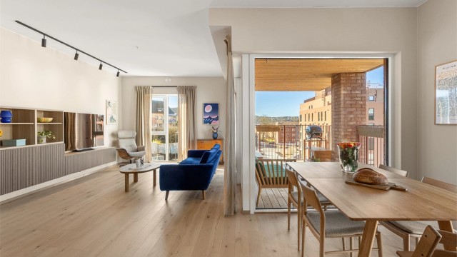 Takhøyden på 2,84 meter gir stuen en sjelden god romfølelse.