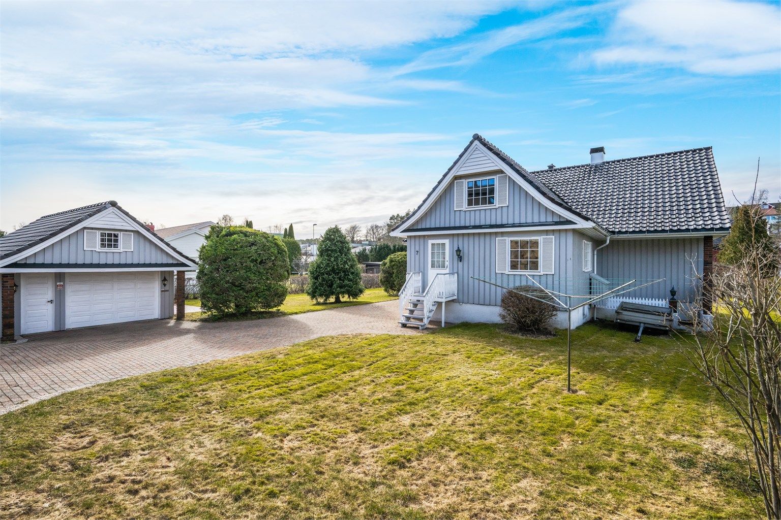God plass til parkering på egen tomt foran huset og garasjen.
