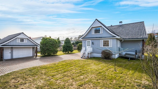 God plass til parkering på egen tomt foran huset og garasjen.