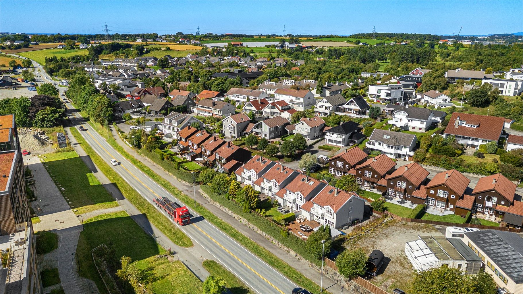 Møldalsbakken 28 ligger flott til i enden av en rolig blindgate, i et veletablert og barnevennlig område uten gjennomkjøringstrafikk, en kort kjøretur fra Stavanger sentrum.