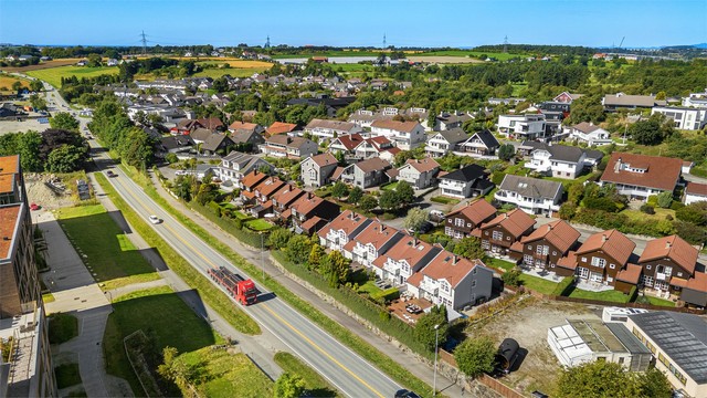 Møldalsbakken 28 ligger flott til i enden av en rolig blindgate, i et veletablert og barnevennlig område uten gjennomkjøringstrafikk, en kort kjøretur fra Stavanger sentrum.