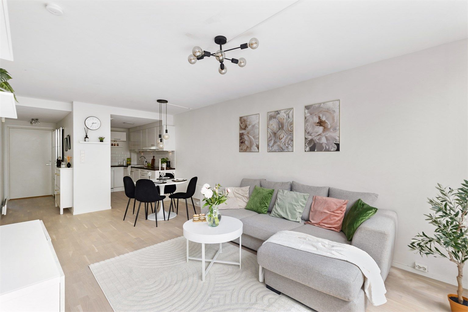 Boligen har balansert ventilasjon som sikrer et sunt og godt inneklima.