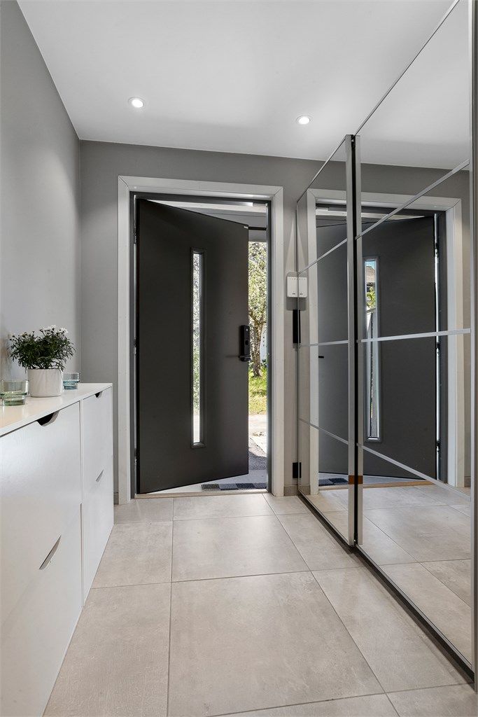 Velkommen inn i en innbydende entré med skyvedørsgarderobe 