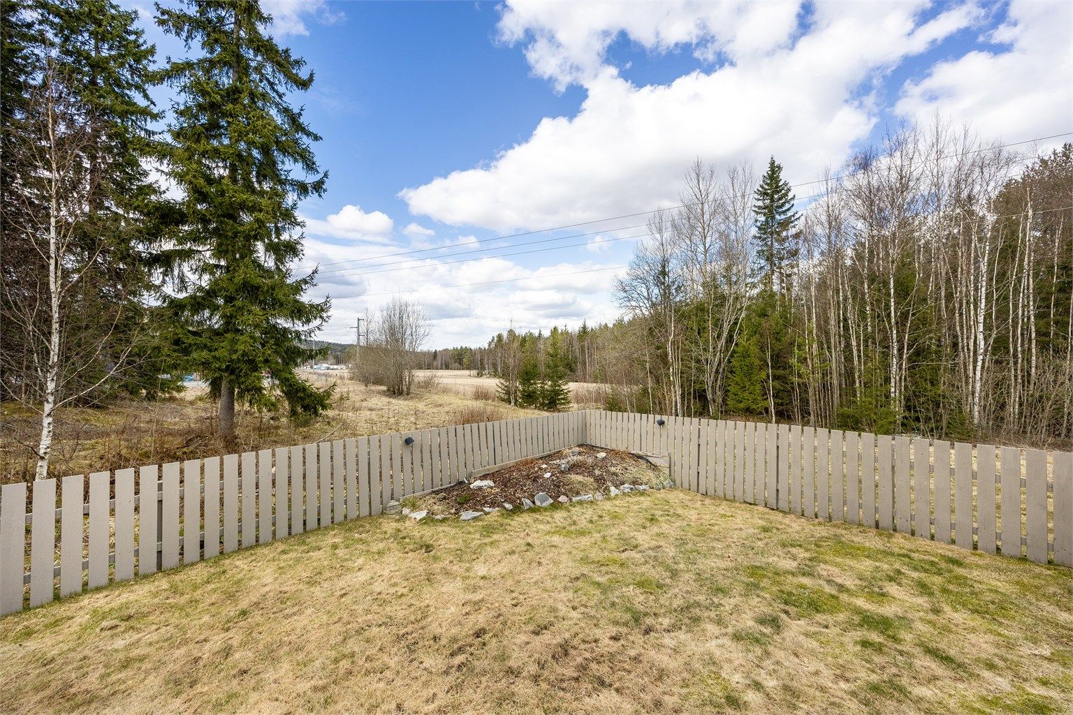 Hagen er pent opparbeidet og avgrenset med gjerde.