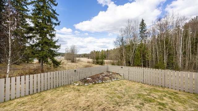 Hagen er pent opparbeidet og avgrenset med gjerde.