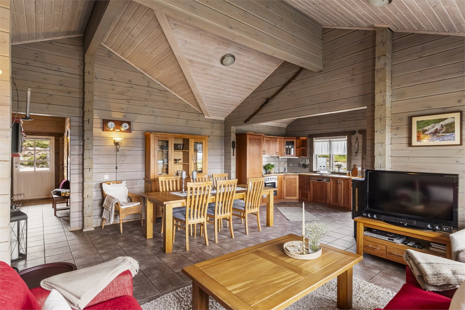 Kjøkkenet ligger noe tilbaketrukket og gir god plass til spisestue/salong