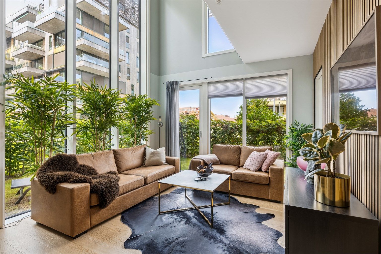 En lekker hjørneleilighet over to plan med unikt design og god planløsning.