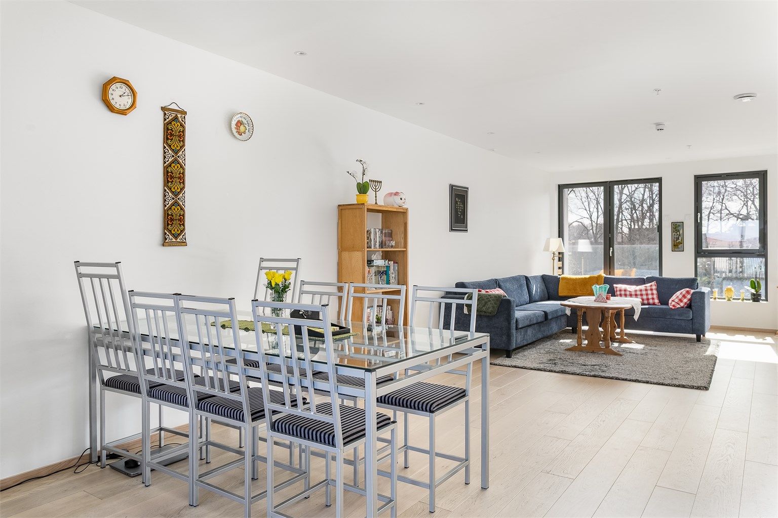 Denne store tre-roms leiligheten ble ferdigstilt i 2021 med moderne standard og en meget praktisk romløsning.