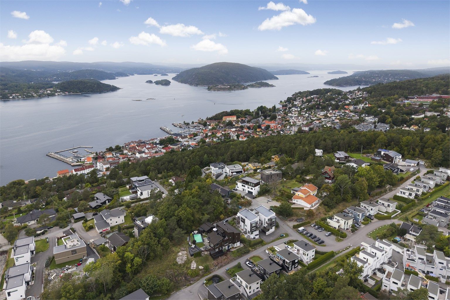 Gangavstand til Drøbak sentrum med Badeparken, båthavn, caféer og butikker.