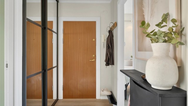 Entréen har en romslig skyvedørsgarderobe med speildører, som gir god oppbevaringsplass