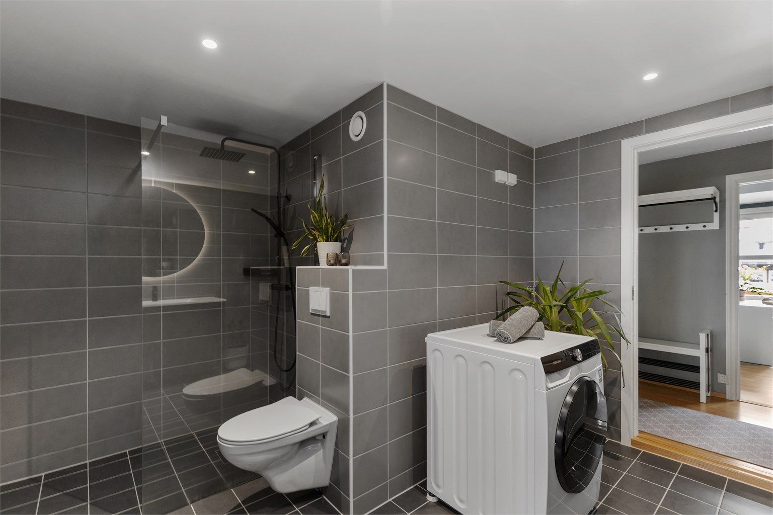Her er det også opplegg for vaskemaskin, som samler vaskeromsfunksjoner på badet.