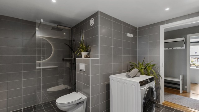 Her er det også opplegg for vaskemaskin, som samler vaskeromsfunksjoner på badet.