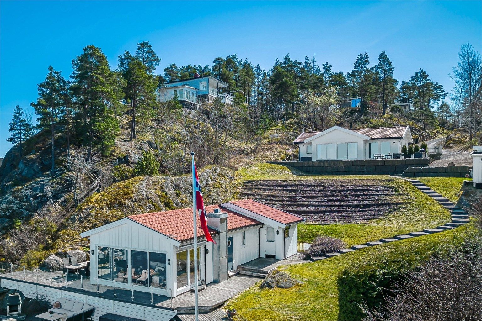 Hyggelig og flott beliggende fritidseiendom, høyt og fritt med fin utsikt i det attraktive hytteområdet i Rødnesåsen. 