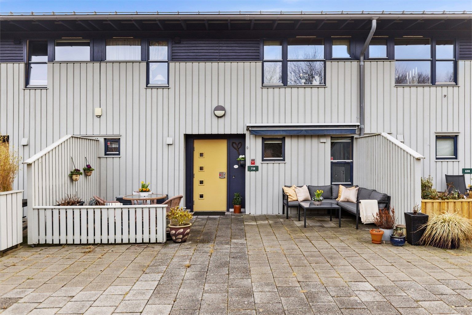 Leiligheten har en stor, steinbelagt uteplass med god plass til møblement. 