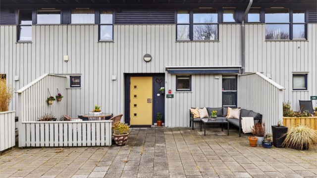 Leiligheten har en stor, steinbelagt uteplass med god plass til møblement.