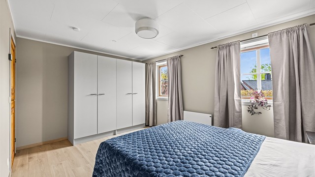 Et av soverommene i underetasjen, med god plass til dobbeltseng og garderobeløsning.