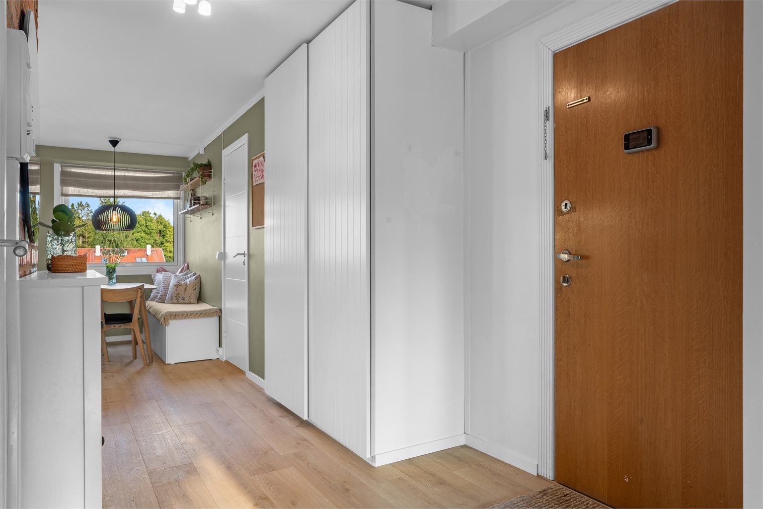 Romslig entré med gode oppbevaringsmuligheter for yttertøy i garderobe. 