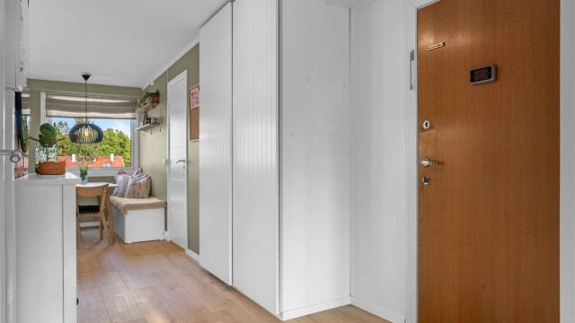 Romslig entré med gode oppbevaringsmuligheter for yttertøy i garderobe.