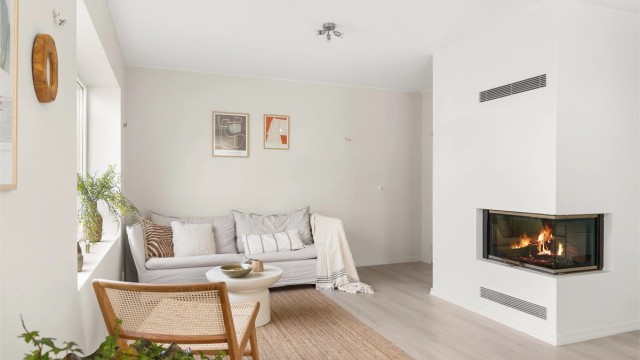 Leiligheten har gulvvarme i alle rom, supplert med en stemningsfull peisovn i stuen.
Foto: Løvås foto