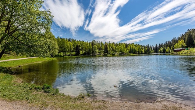 Trollvann med tur- og bademuligheter på sommeren, og skimuligheter på vinterstid.
