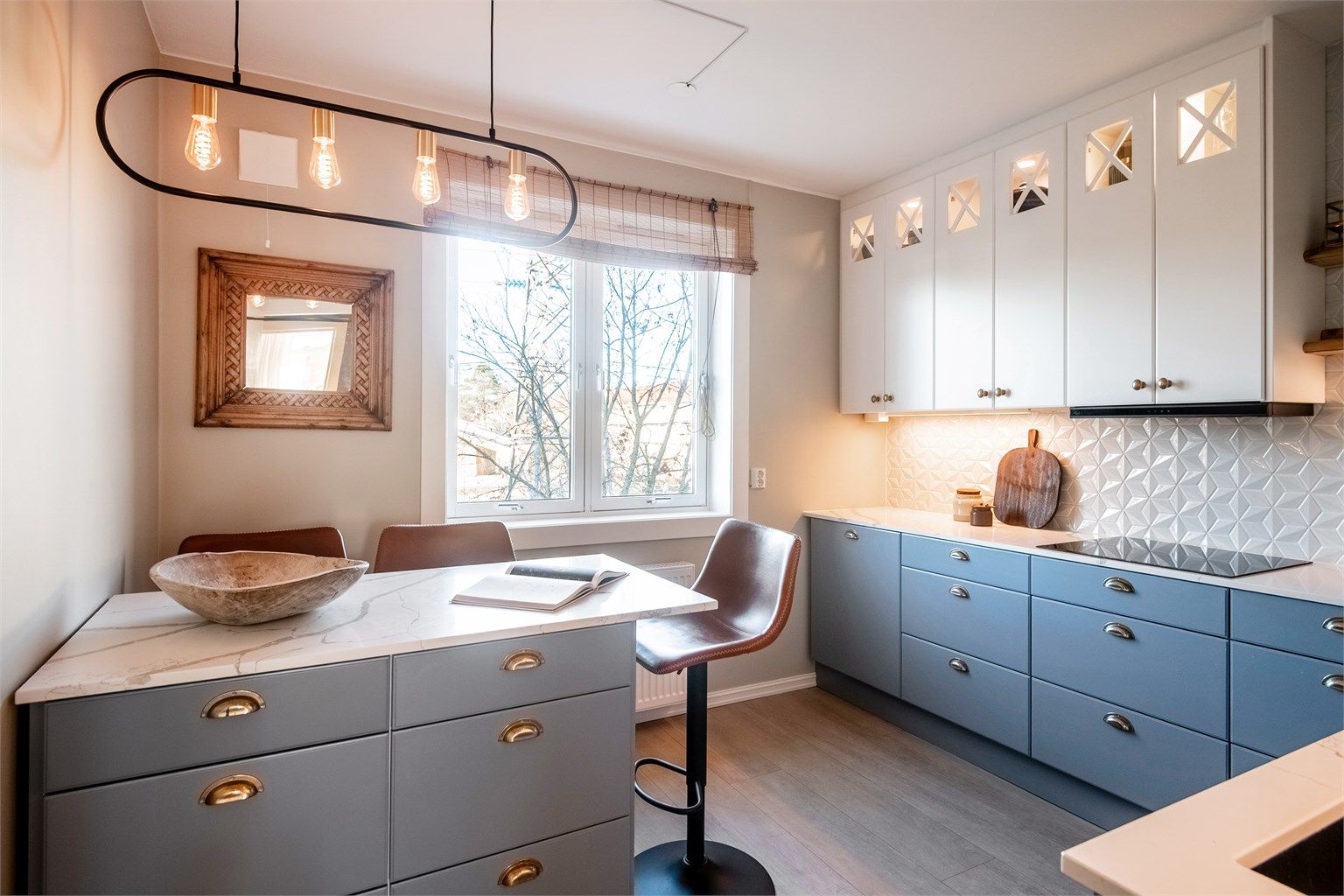 Nytt lekkert kjøkken fra 2023 med kompositt benkeplate. Kjøkkenøya er løs og kan flyttes inntil veggen om det er ønskelig.