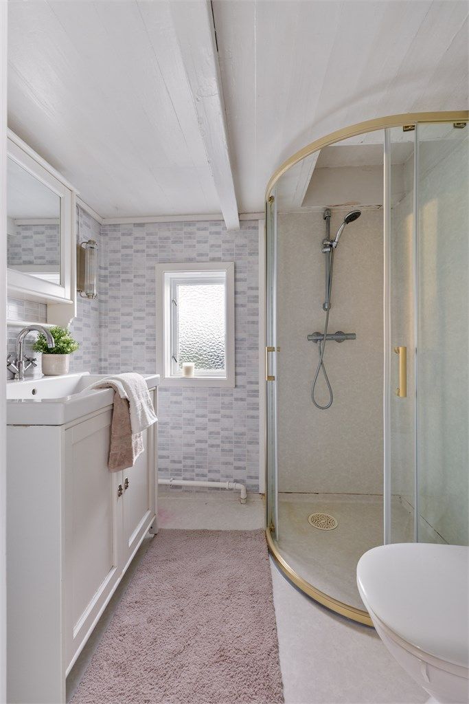 Badet har en enkel standard med belegg på gulv, dusjhjørne, servant med skap. Moderniseringsbehov. 