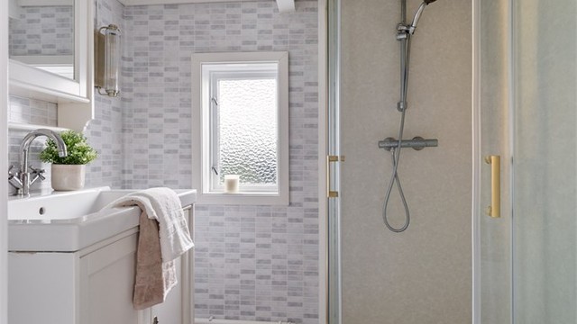 Badet har en enkel standard med belegg på gulv, dusjhjørne, servant med skap. Moderniseringsbehov.