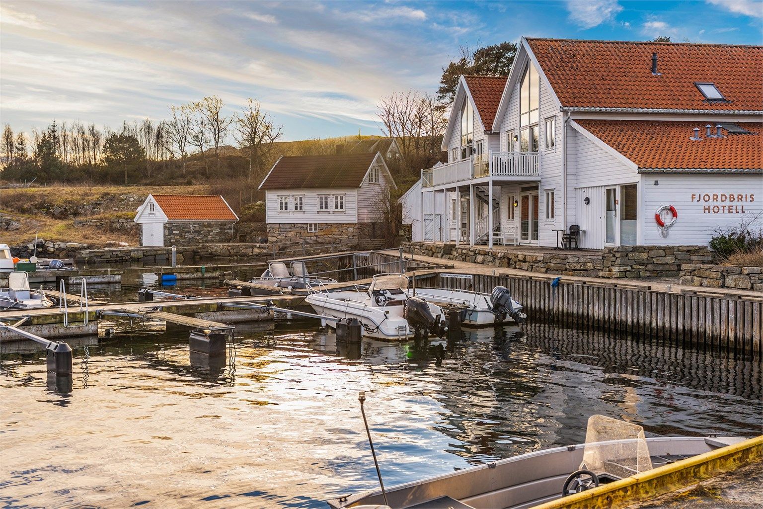 I nærområdet finner du også Fjordbris hotell med kulinariske opplevelser og skreddersydde arrangementer.