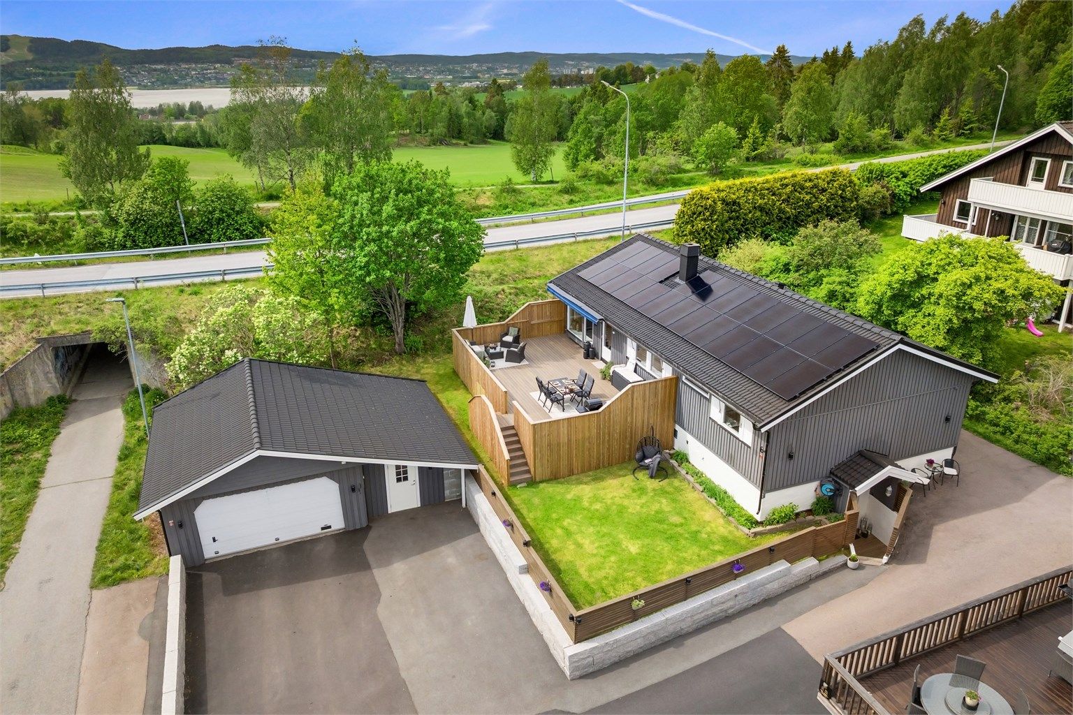 Solcelleanlegget på taket bidrar til lavere strømkostnader.
Foto: Z|OVENFRA