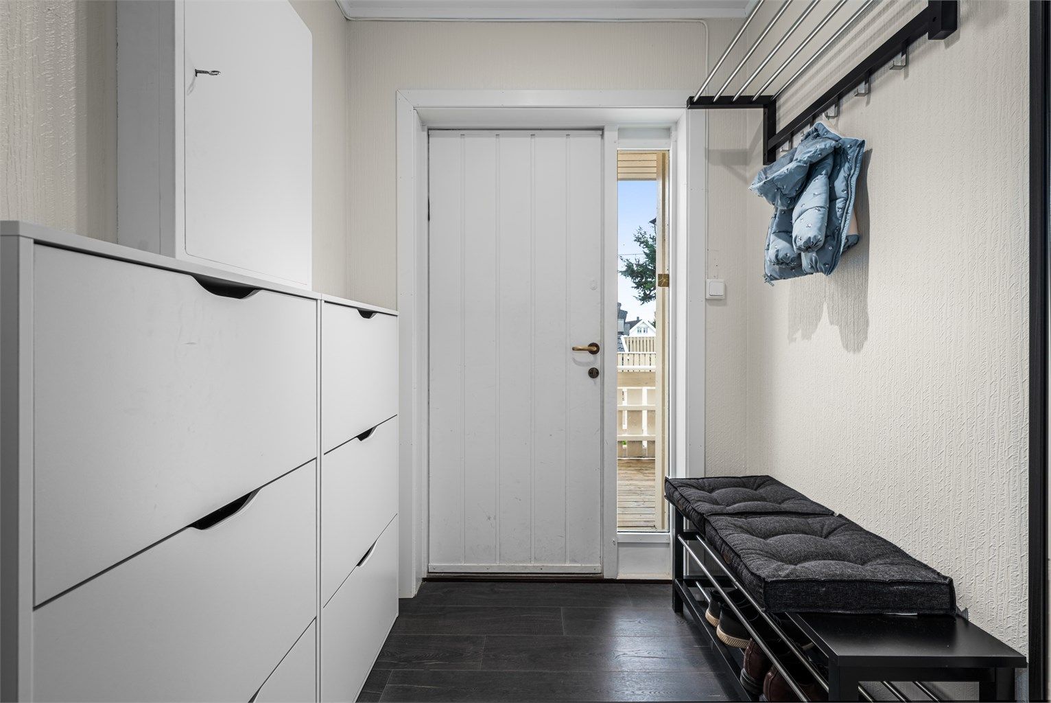 Ta av deg skoene og heng av deg jakken før du tar turen videre i ditt nye hjem. 