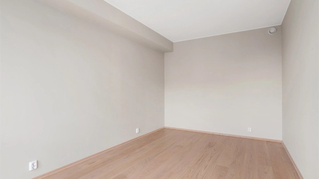 Gulv av parkett og malte flater på vegger og i himling.